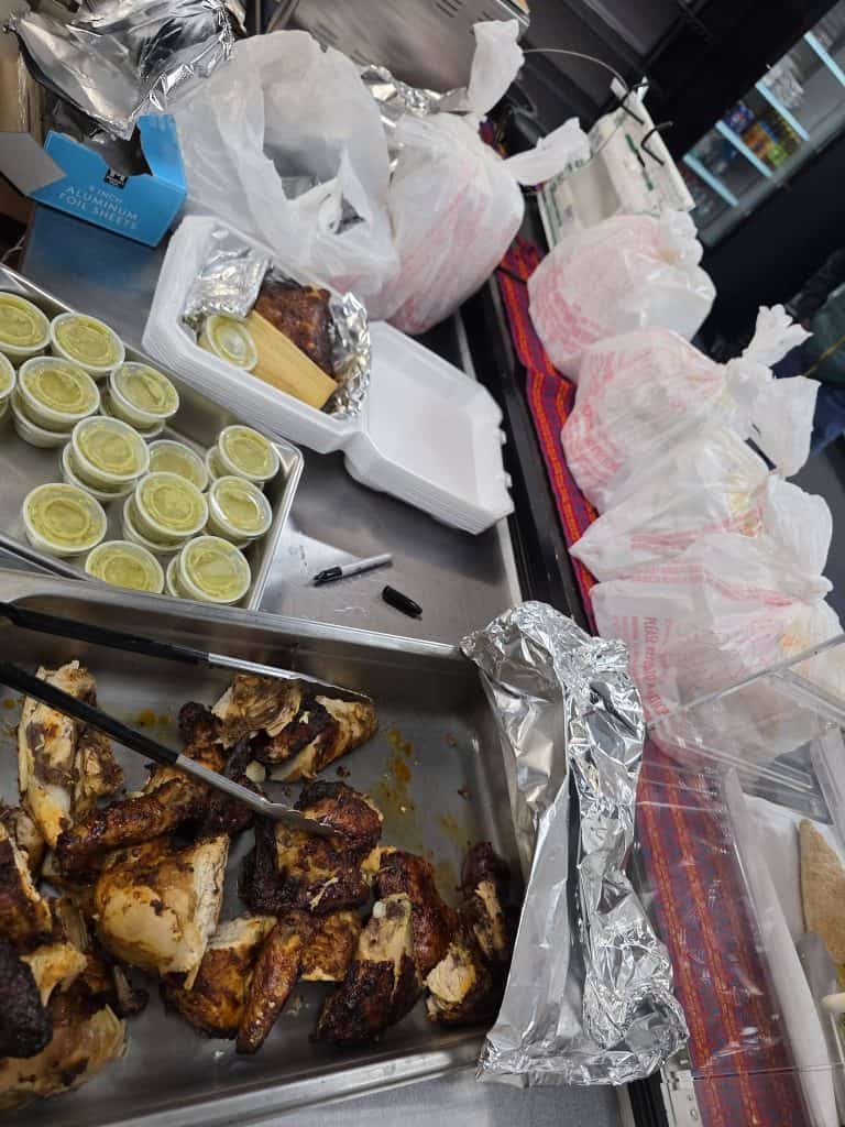 La preparación, empaque y delivery de los almuerzos gratuitos se efectúa con los mismos estándares de calidad y sabor que los que vende a diario La Mayzteca. Wilber de la Rosa subraya que esta campaña benéfica es posible gracias a todos los donantes. (Foto La Mayzteca) – SoyMigrante.com REVISTA