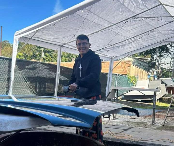 Lo aprendido nunca se olvida: Luis Gómez ya no tiene el taller de enderezado y pintura, pero sí disfruta de tener nítidos sus vehículos. En sus ratos libres efectúa tareas como pintar o pulir algunas piezas. (Foto cortesía Luis Gómez) – SoyMigrante.com REVISTA