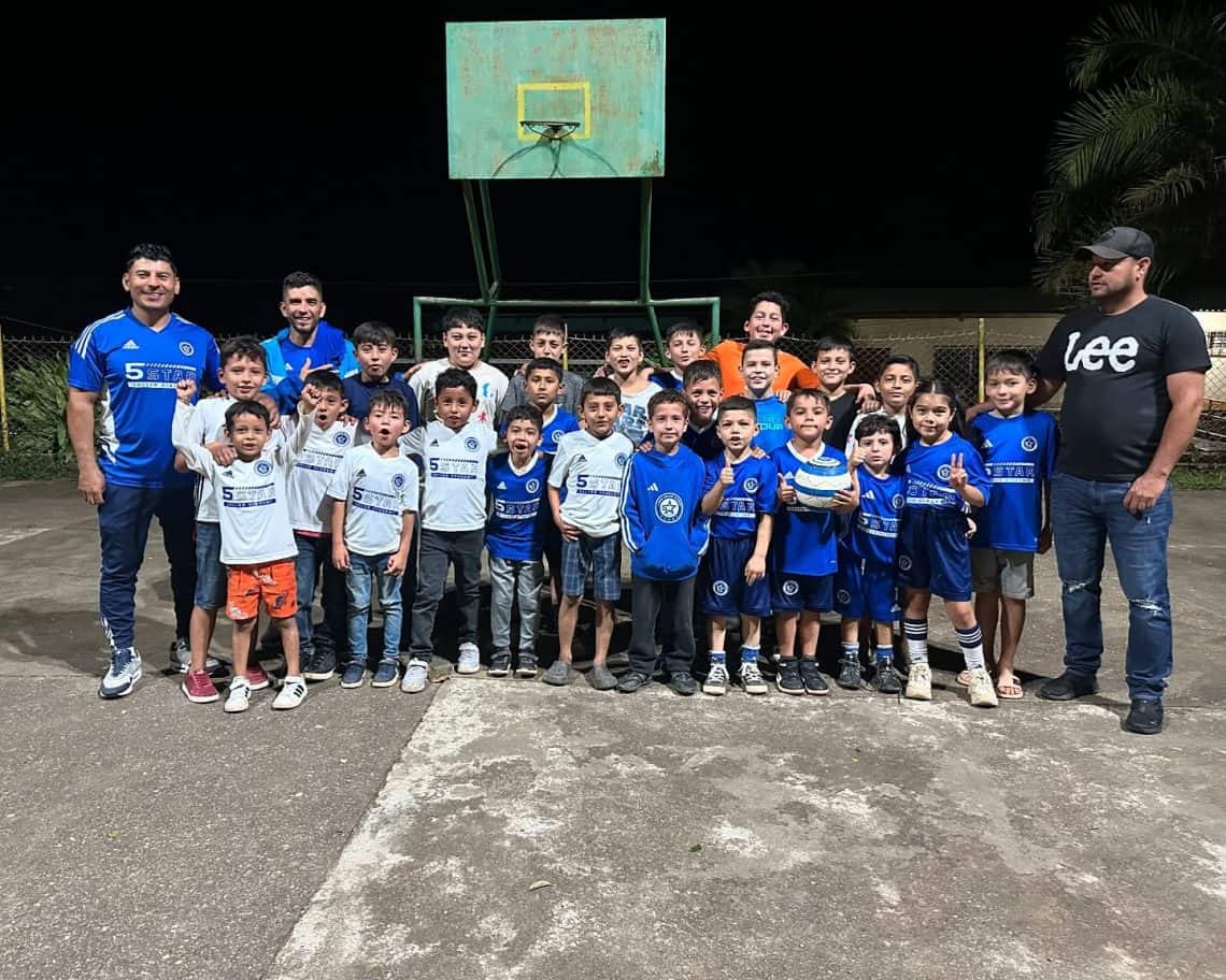 El 15 de enero de 2025, Nahun Romero estuvo en su natal honduras, en el municipio de Corredero, Santa Bárbara Honduras, en donde apoya la formación y entrenamiento de equipos infantiles para descubrir talentos. (Foto redes sociales 5 Star Academy NY) – SoyMigrante.com REVISTA