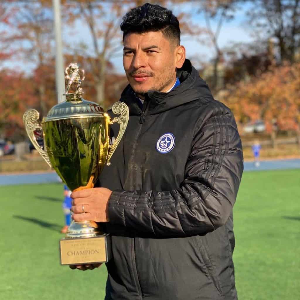 La academia del migrante y futbolista hondureño Nahun Romero ha ganado ya varios torneos, gracias a la alta exigencia y sentido competitivo de sus entrenamientos. El sueño que comenzó con solo 5 niños hoy tiene más de 500. (Fotografía redes sociales 5 Star Academy) – SoyMigrante.com REVISTA