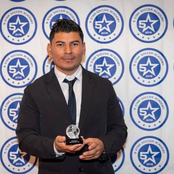 Sueños de futbol para niños de 40 países inspira el migrante hondureño Nahun Romero en Queens NY