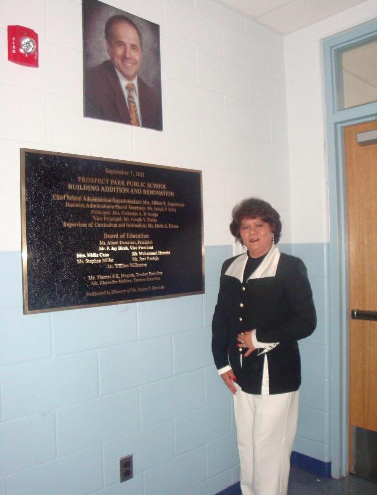 Cuando el exdirector de la escuela número 1 de Prospect Park New Jersey falleció, el claustro y el buró de educación local instalaron una placa en su memoria, puesto que ayudó a implementar muchos cambios. Parece increíble que ya han pasado 15 años desde su fallecimiento, pero sus aportes siguen fructificando. Junto a la placa, la migrante guatemalteca Nydia Cano, quien fue miembro del Buró de Educación por varios años.