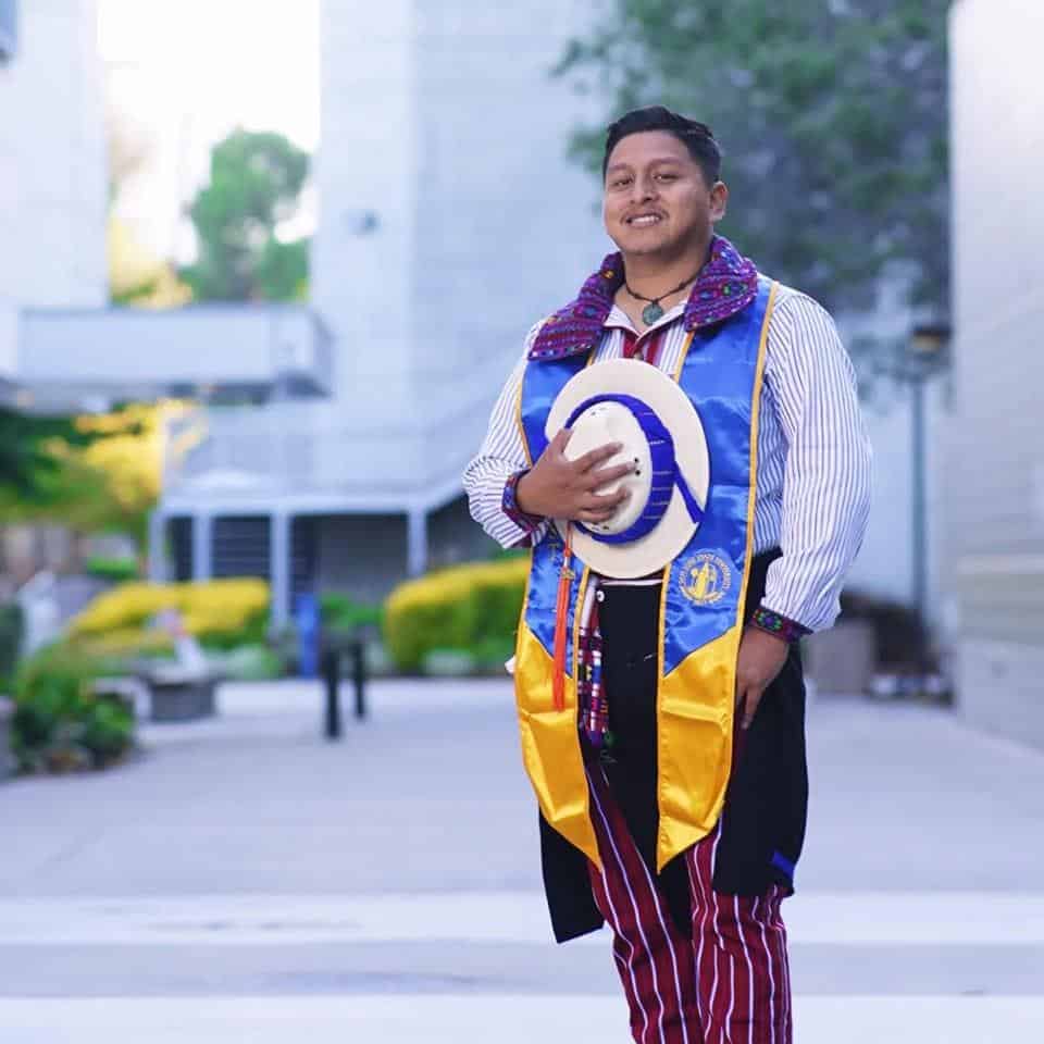 "Debemos crear una olla de cangrejos maya: una en la que quienes vamos saliendo ayudemos a otros a salir también", expresa el ingeniero Oswaldo Martín, en Oakland, California. Fotografía del día de su graduación en mayo de 2024. – SoyMigrante.com REVISTA