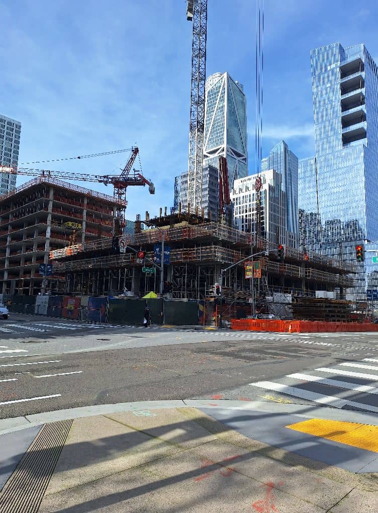En la construcción de este edificio de apartamentos, en San Francisco, California, trabaja actualmente el ingeniero Oswaldo Martín Pérez. – SoyMigrante.com REVISTA