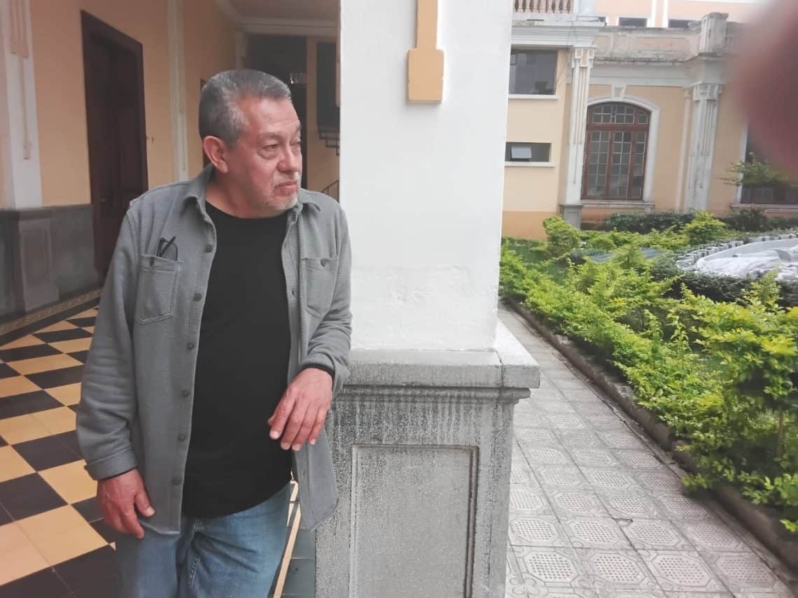 A pesar del tiempo y la distancia, para Víctor Castañón sigue vigente el sueño de aportar a Guatemala, a través de mejorar los niveles de lectura y creación escrita de la niñez y juventud, así como el impulso del deporte y de fortalecimiento de la autoestima. Fotografía en un corredor del Paraninfo de la Universidad de San Carlos, zona 1 capitalina, enero 2026.