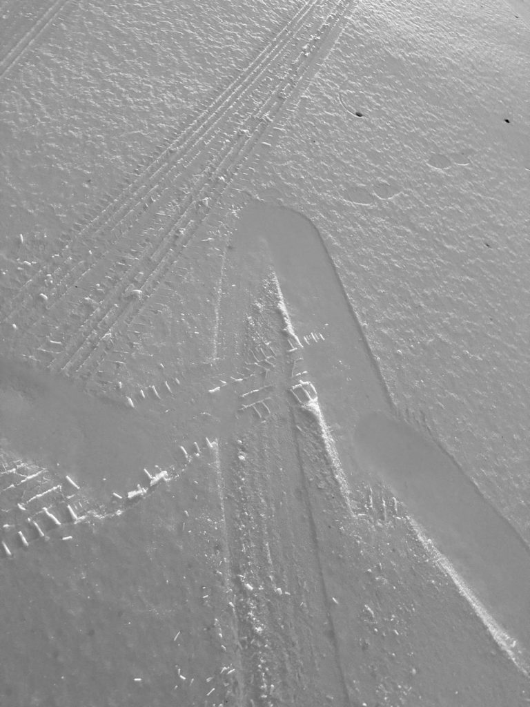 Este fue el punto hasta el cual pudo avanzar el carro de Wilmar y después empezó a deslizarse hacia atrás, al intentar entrar de la calle a su garaje. Una pequeña pendiente se hizo resbaladero en Dallas, Texas.