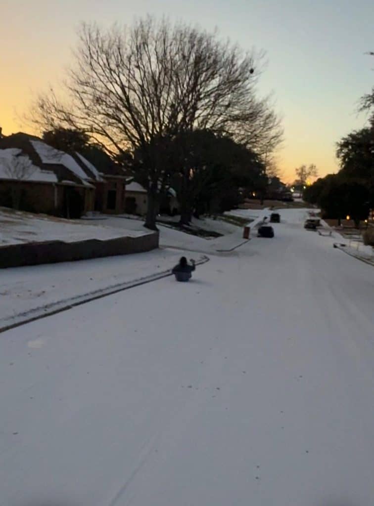 A diferencia de ciudades del norte de Estados Unidos, las de Texas no tienen equipo para remover nieve en las calles, lo cual crea una capa que hace complicado conducir. Pero no todo es malo para todos. "Esto es mi hija ahí en una canasta plástica que usamos para la ropa usándola como trineo", relata Wilmar Mejía, guatemalteco en Dallas.