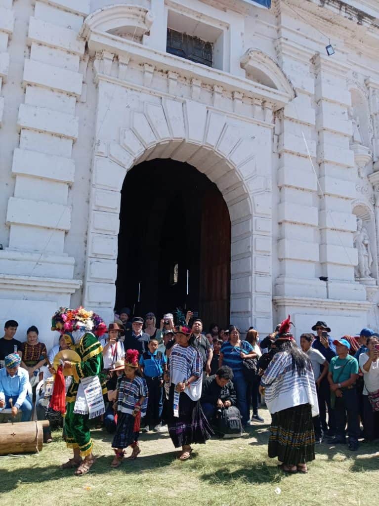 El frontispicio de la iglesia de Rabinal se convierte en corte de un gobernante maya en el juicio de un guerrero capturado. Honor, identidad y valentía se conjugan al son del Tun y la trompeta. – SoyMigrante.com REVISTA El frontispicio de la iglesia de Rabinal se convierte en corte de un gobernante maya en el juicio de un guerrero capturado. Honor, identidad y valentía se conjugan al son del Tun y la trompeta. – SoyMigrante.com REVISTA