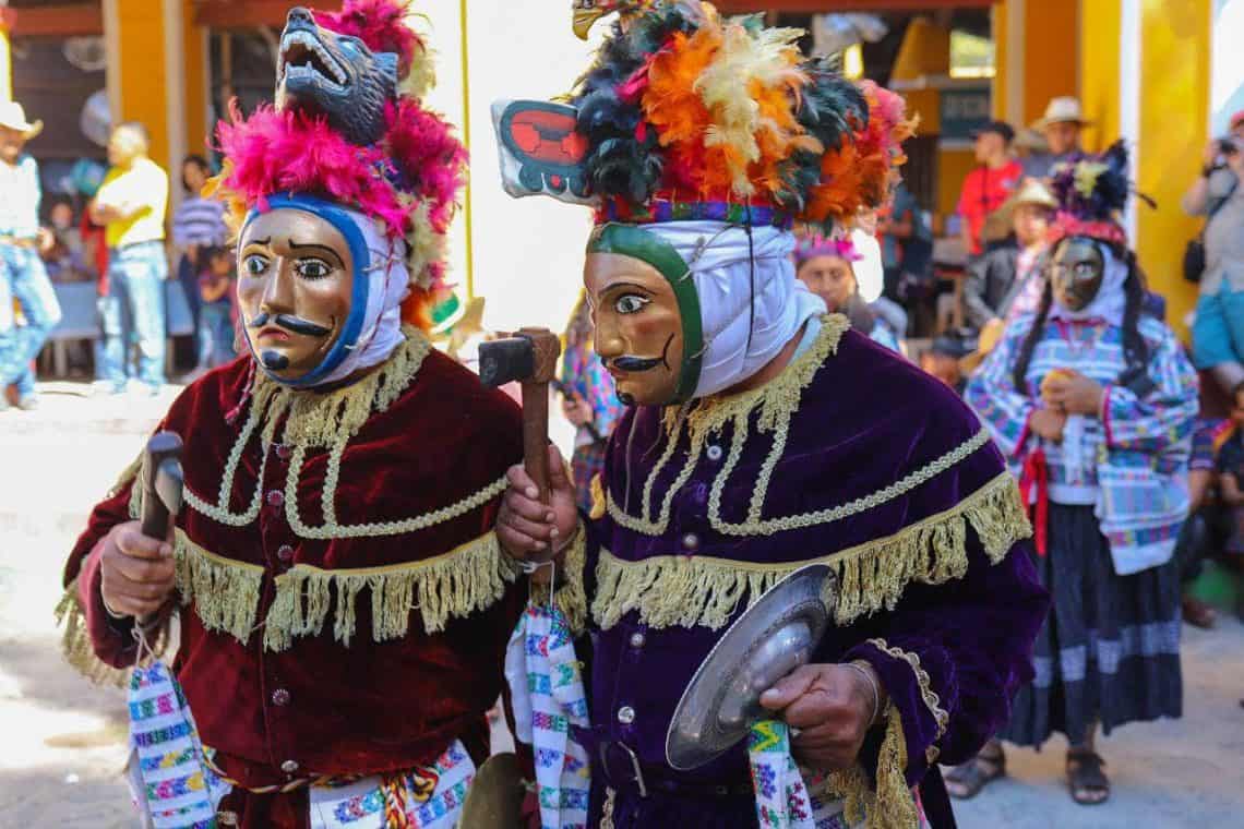 El nombre prehispánico del baile drama del Rabinal Achí es, en realidad "Baile del Tun". El varón de Rabinal aparece en la primera parte de la representación, pero en la segunda ya no habla, pues en su lugar los diálogos son entre el guerrero k'iche y el señor de los Rabinaleb. (Foto Inguat Rabinal Achi 2024) – SoyMigrante.com REVISTA