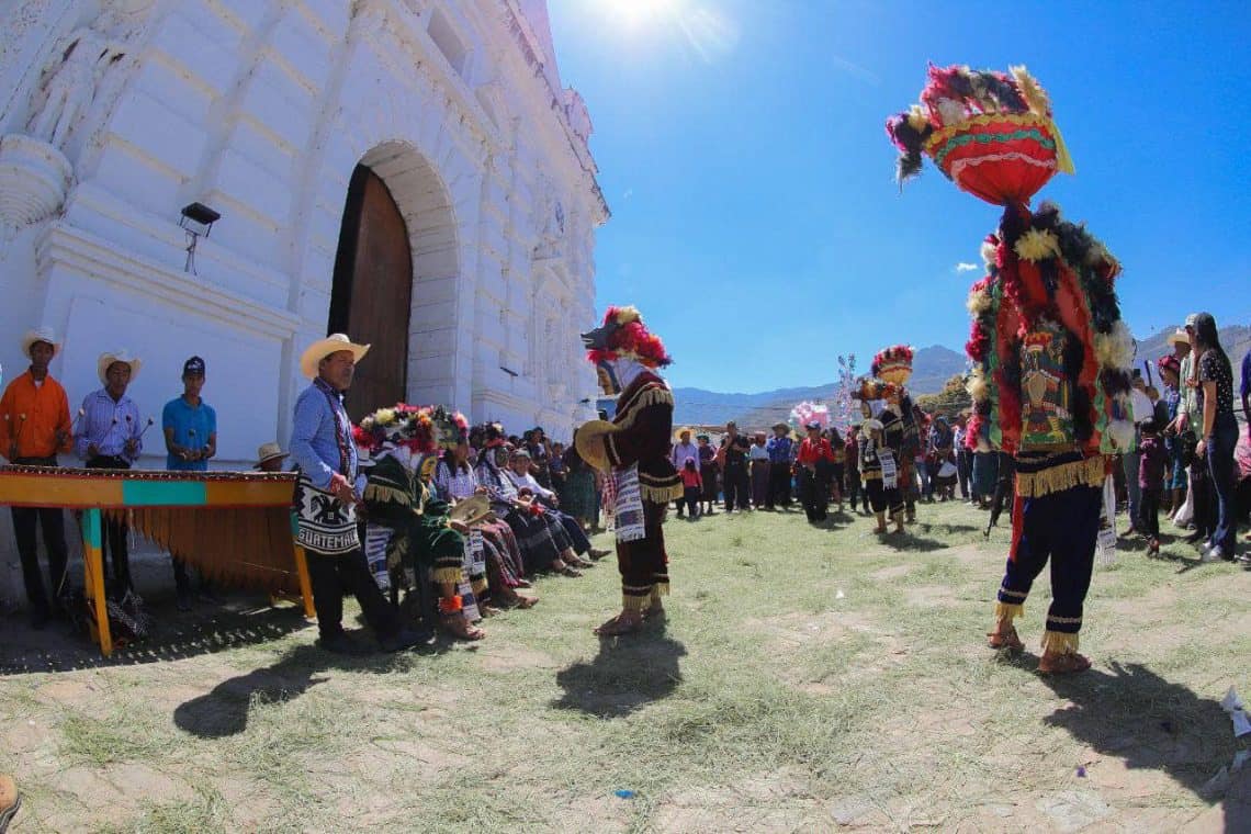 La plaza de Rabinal Baja Verapaz se convierte en una corte del reino Achi, en donde el guerrero k'iche es oído y sentenciado, pero este nunca pierde su gallardía y pide ir a despedirse de su familia para luego regresar a enfrentar su destino. El Rabinal Achi' es un relato de honor, pues en efecto el guerrero k'iche va y regresa para ser sacrificado. (Fotografía Inguat 2024) – SoyMigrante.com REVISTA