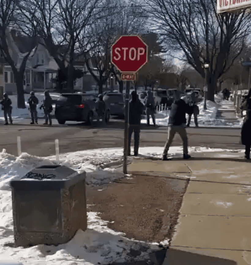 El aumento de agentes federales migratorios y de operativos, sobre todo en ciudades de gobiernos demócratas es uno de los indicadores del giro en la política migratoria en el segundo término de Donald Trump. (Captura de pantalla de video de un operativo en Oregon) – SoyMigrante.com REVISTA