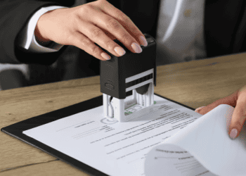 sellando un documento oficial – SoyMigrante.com REVISTA