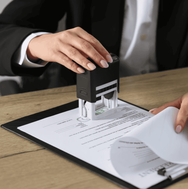 sellando un documento oficial