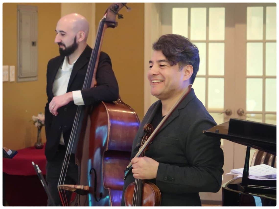 Sergio R. Reyes es violinista, compositor, arreglista y educador musical guatemalteco, residente en Nueva York. Ha creado múltiples obras basadas en realidades y expresiones culturales guatemaltecas. – SoyMigrante.com REVISTA