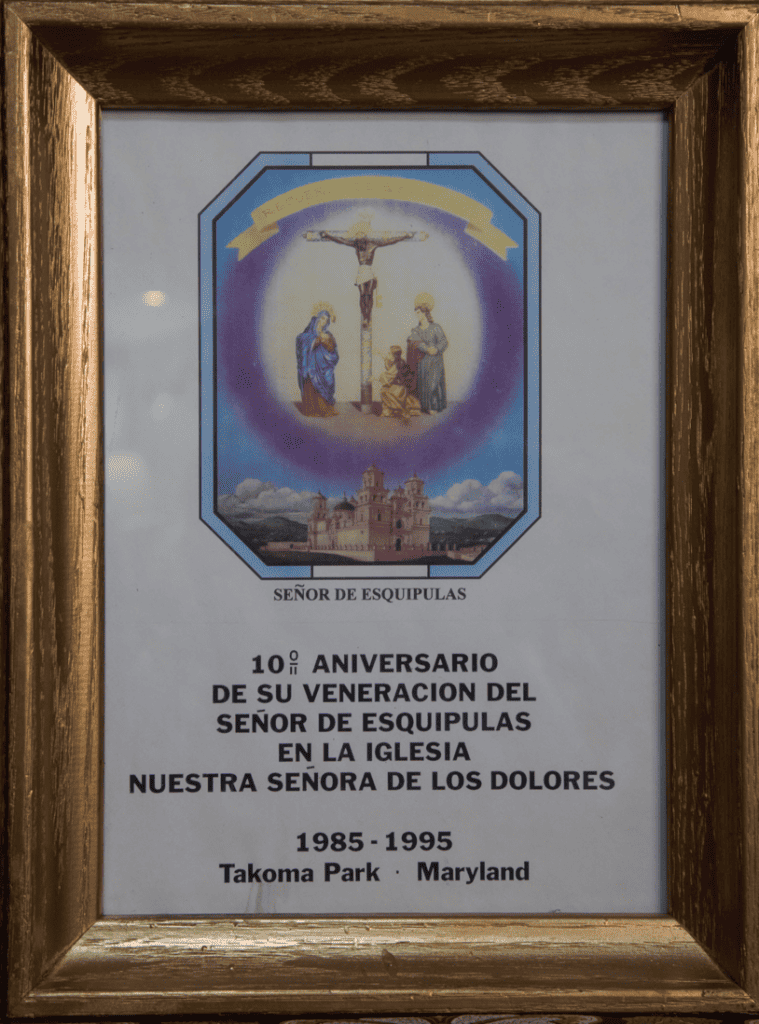 Cuando se cumplieron 10 años de la Hermandad del Cristo de Esquipulas en Takoma Park, Maryland, los esposos Donis recibieron un recuerdo conmemorativo que guardan con mucho cariño en Guatemala, donde viven desde 2008. – SoyMigrante.com REVISTA