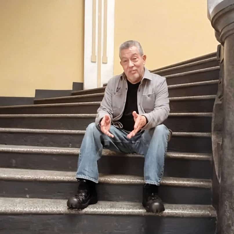 Víctor Leonel Castañón, migrante guatemalteco radicado en California, conversa en las gradas del Paraninfo Universitario de la USAC, zona 1 Guatemala, sobre su historia y el encuentro internacional estudiantil de lectura, creación literaria y liderazgo, evento que ayuda a coordinar.