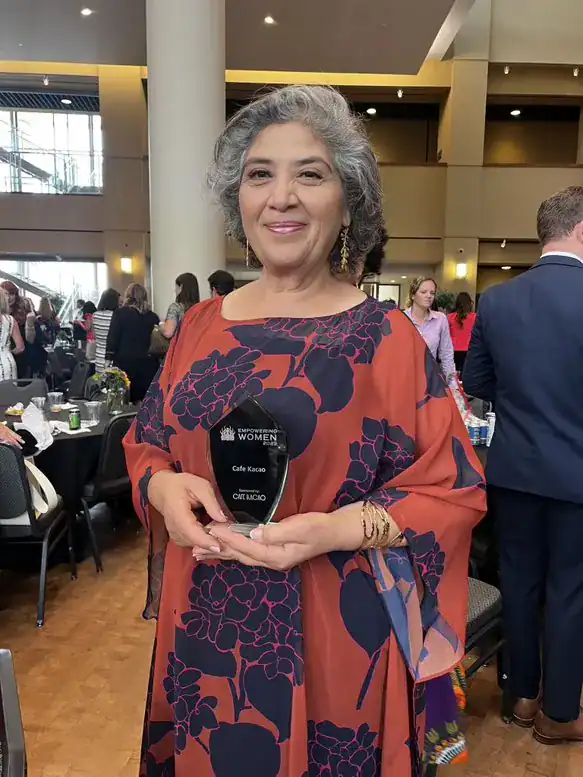 El talento y aporte comunitario de la migrante guatemalteca Verónica Zelada ha sido reconocido en varias ocasiones. En 2024 fue reconocida como Mujer del Año en Oklahoma. – SoyMigrante.com REVISTA