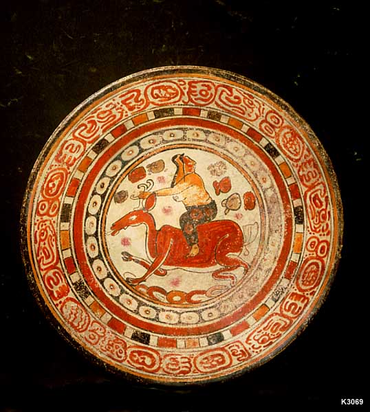 La figura del venado tiene una connotación altamente positiva en la cosmovisión maya: refleja serenidad, inteligencia y también respeto. En este plato policromado maya, la diosa de la Luna monta un venado.