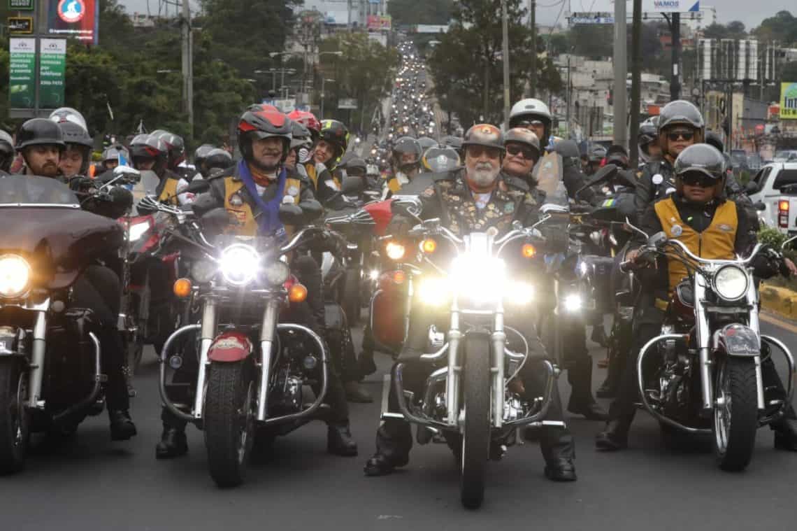 Eddy Villadeleón, conocido como El Zorro Mayor, prosigue la tradición fundada por su padre, Rubén VilladeLeón, quien efectuó su primeras peregrinaciones solo o con un pequeño grupo de amigos en la década 1960. En 2025 se registraron 65 mil motociclistas participantes. (foto Caravana del Zorro)