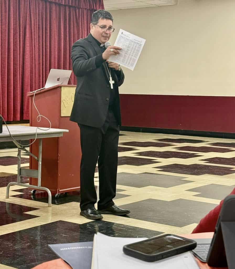 Monseñor Evelio Menjívar-Ayala, obispo auxiliar de Washington D.C. desde 2023, llegó a los 19 años a Estados Unidos procedente de El Salvador, trabajó en construcción y limpieza. Descubrió en ese camino de esfuerzo su vocación sacerdotal.