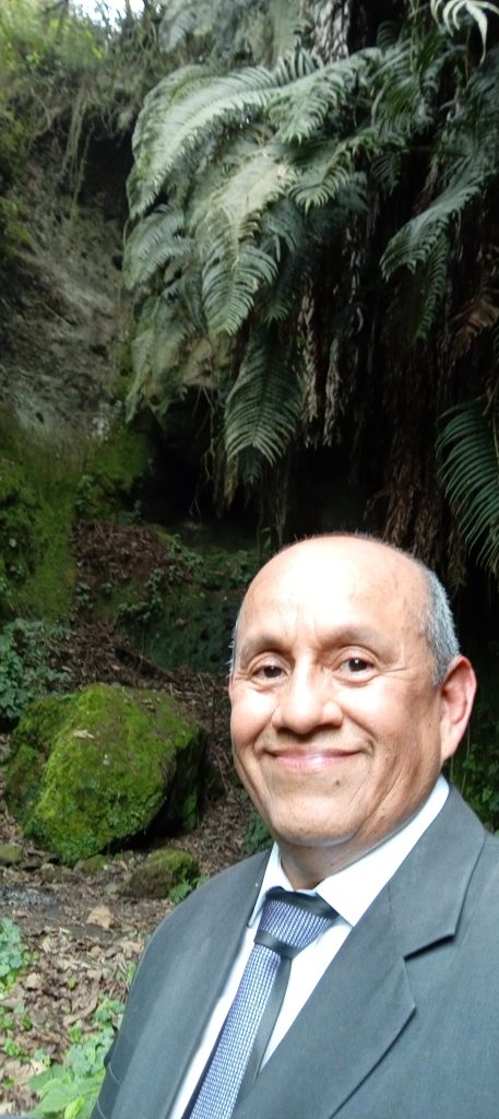 Edwin Rocael Cardona Ambrosio en el lugar donde según la tradición ancestral, habría sido sepultado el héroe Tecún Umán. A pesar de lo escarpado del área, se animó a subir con "tacuche", según cuenta él mismo.