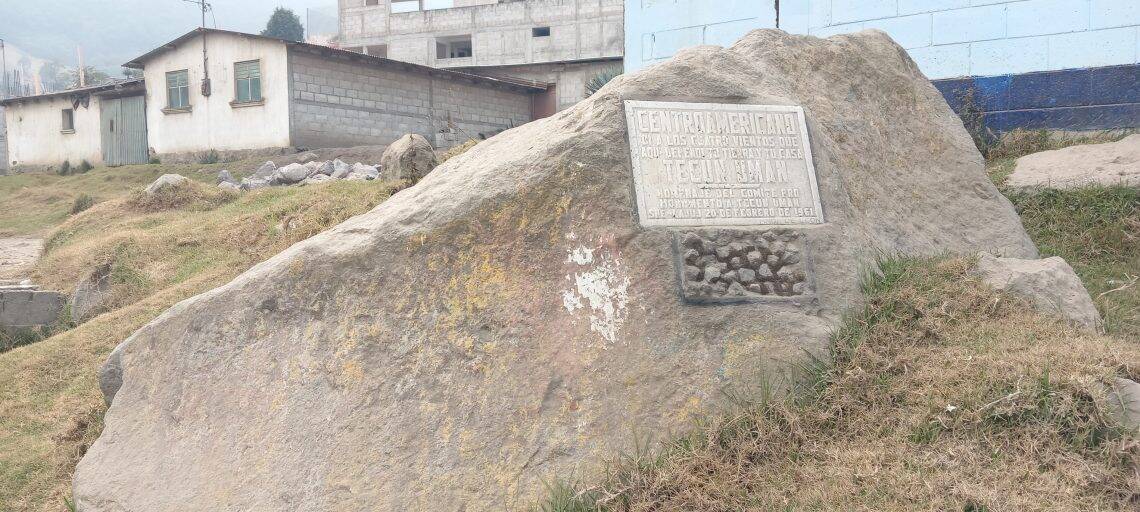 En este lugar es donde según la tradición ancestral, cayó mortalmente herido el guerrero maya k'iche' Tecún Umán. En 1961 se colocó esta placa de mármol y solía ser un lugar de obligtada visita para grupos de escolares y maestros. (Fotografía Edwin Rocael Cardona Ambrosio)