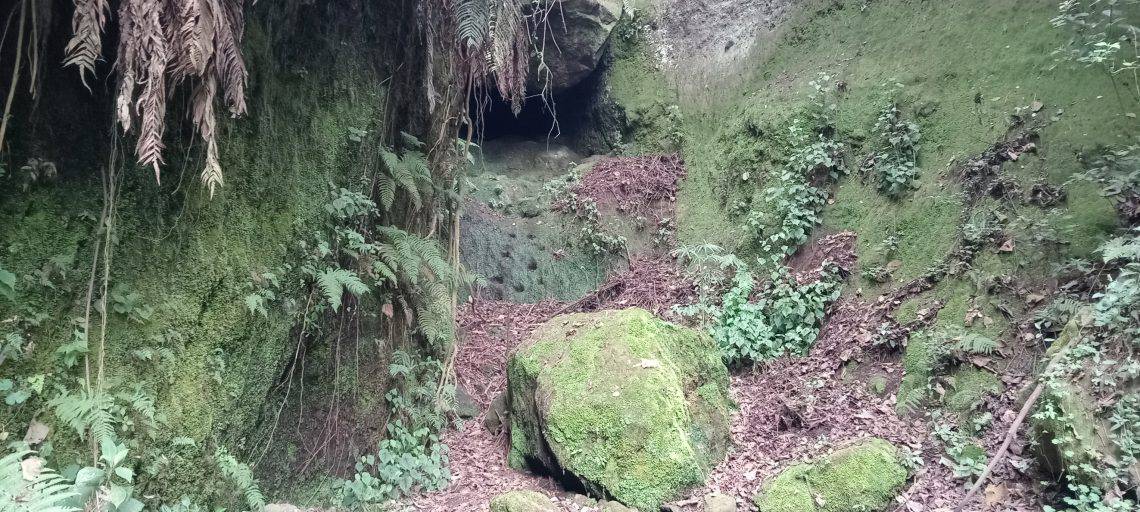 Según la tradición de los ancianos k'iche', transmitida de generación en generación, esta gruta rocosa sería una entrada al inframundo maya, donde habría sido depositado el cuerpo de Tecún Umán (Fotografía Edwin Rocael Cardona Ambrosio)
