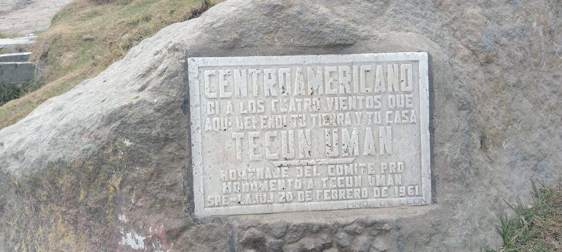 En este lugar es donde según la tradición ancestral, cayó mortalmente herido el guerrero maya k'iche' Tecún Umán. En 1961 se colocó esta placa de mármol y solía ser un lugar de obligtada visita para grupos de escolares y maestros. (Fotografía Edwin Rocael Cardona Ambrosio)