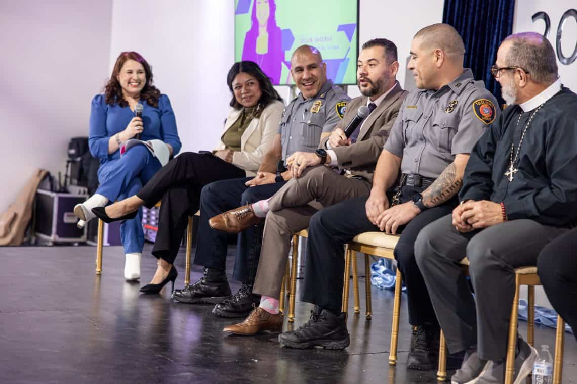 Claudia Mellado, fundadora de Identity Coalition, fue la moderadora del conversatorio Más allá del miedo, en The Queen Event Center, en Oklahoma
