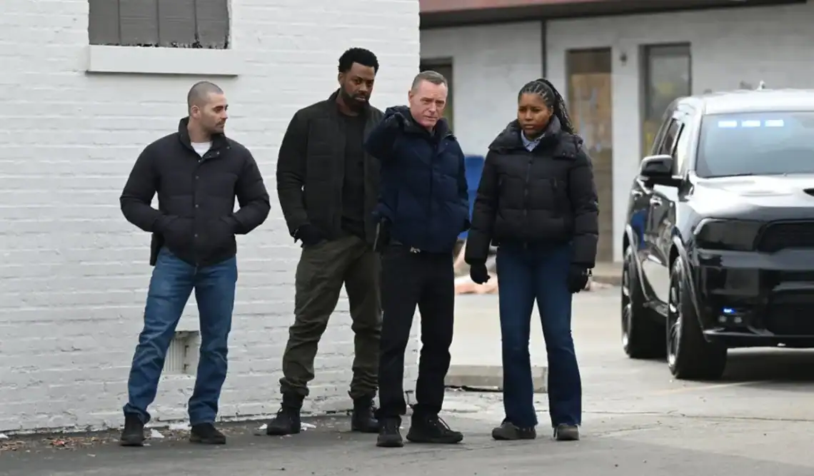 El actor Jason Beghe, el sargento Hank Voight de Chicago P.D. le dijo a Benjamín en 2014, durante su primera aparición en el reparto. ¿Como es tu nombre? Voy a recordarlo. Y cuando ya se integró al elenco estelar, el actor le dijo: ¡Te dije que te recordaría!. (Imagen promocional de la serie Chicago PD, de NBC)