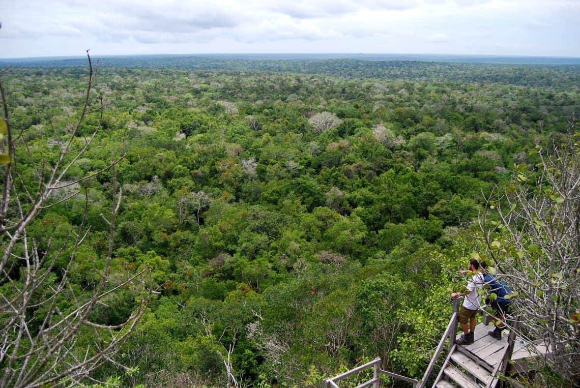 La localización de la ciudad de El Mirador, capital del reino Kan, se justifica debido a la antigua existencia de aguadas, pequeñas lagunas que le proveían del vital líquido. Las pequeñas montañas resultaron ser pirámides del sitio.