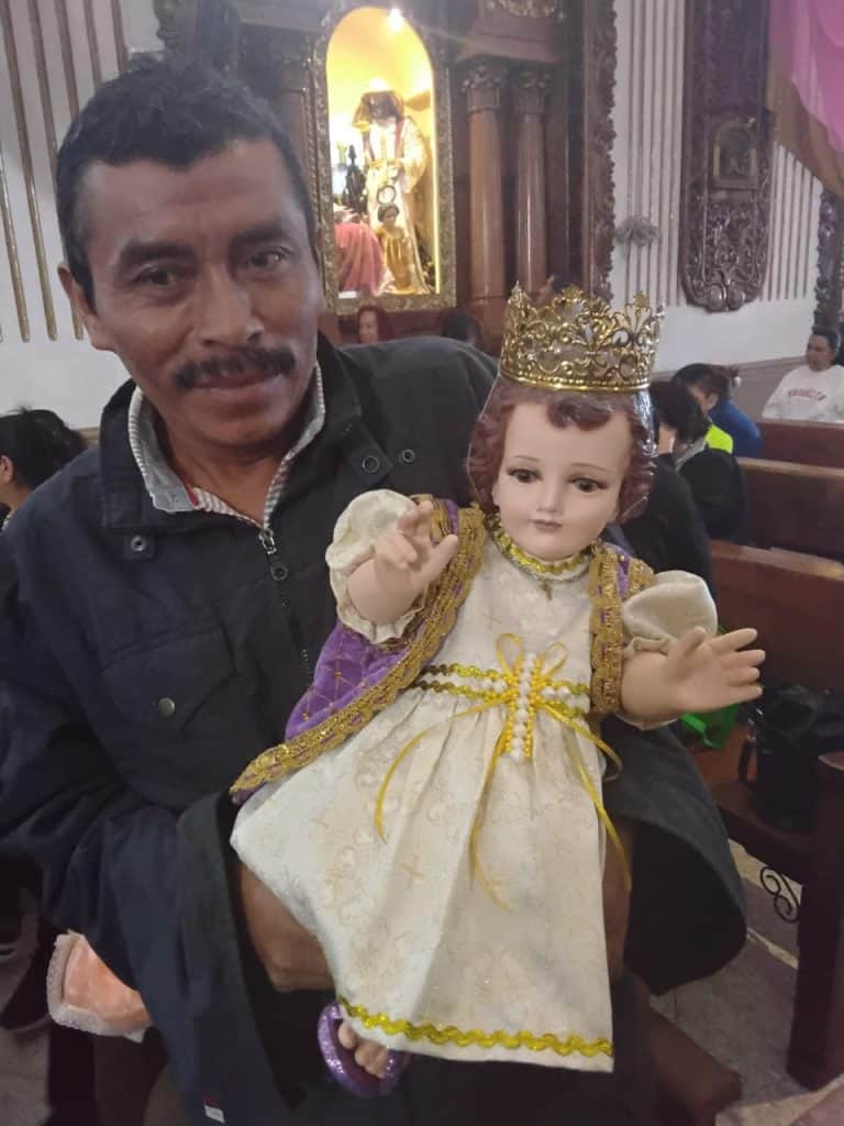 Don Arturo llega desde la zona 18. En este 2 de febrero de 2026 viene a presentar al Niño Jesús con una pena en el alma: su esposa, Alma falleció exactamente hace 9 días. Siempre venían juntos. Hoy la trae en el corazón, siempre con gratitud pero con nostalgia.