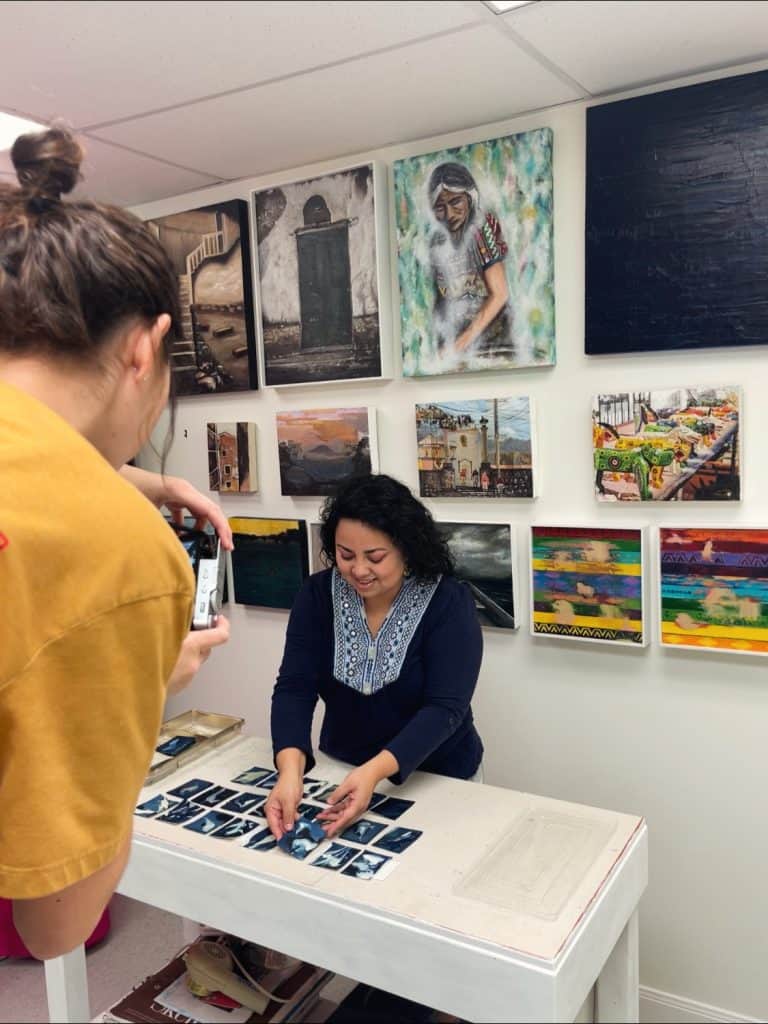 Sesión fotográfica en enero cuando la artista guatemalteca Leslie M. Guzman, radicada en Texas, preparaba su exposición Hilaza, que está abierta actualmente en Sugar Land Art Center. (Foto Facebook Leslie M. Guzman)