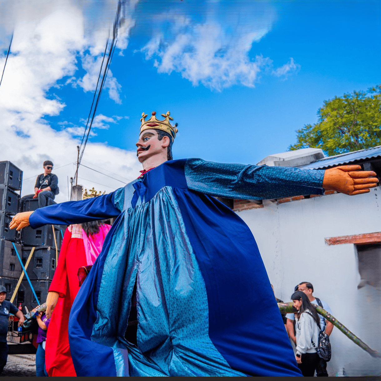 El legendario Baile de Gigantes siempre encanta en la Antigua Guatemala, Sumpango y otros municipios.