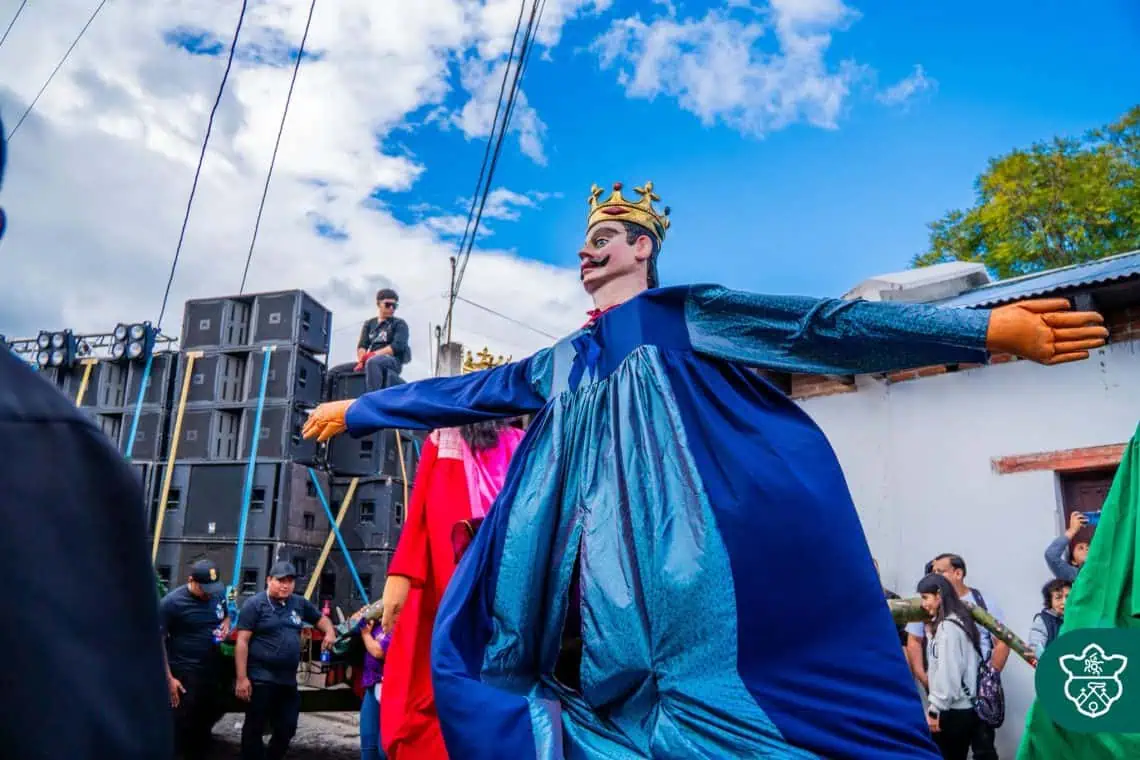 Los giros enérgicos que hacen levantar los brazos de los gigantes forman parte del encanto festivo de esta danza al son de marimba. (Fotografía Municipalidad de Antigua Guatemala)