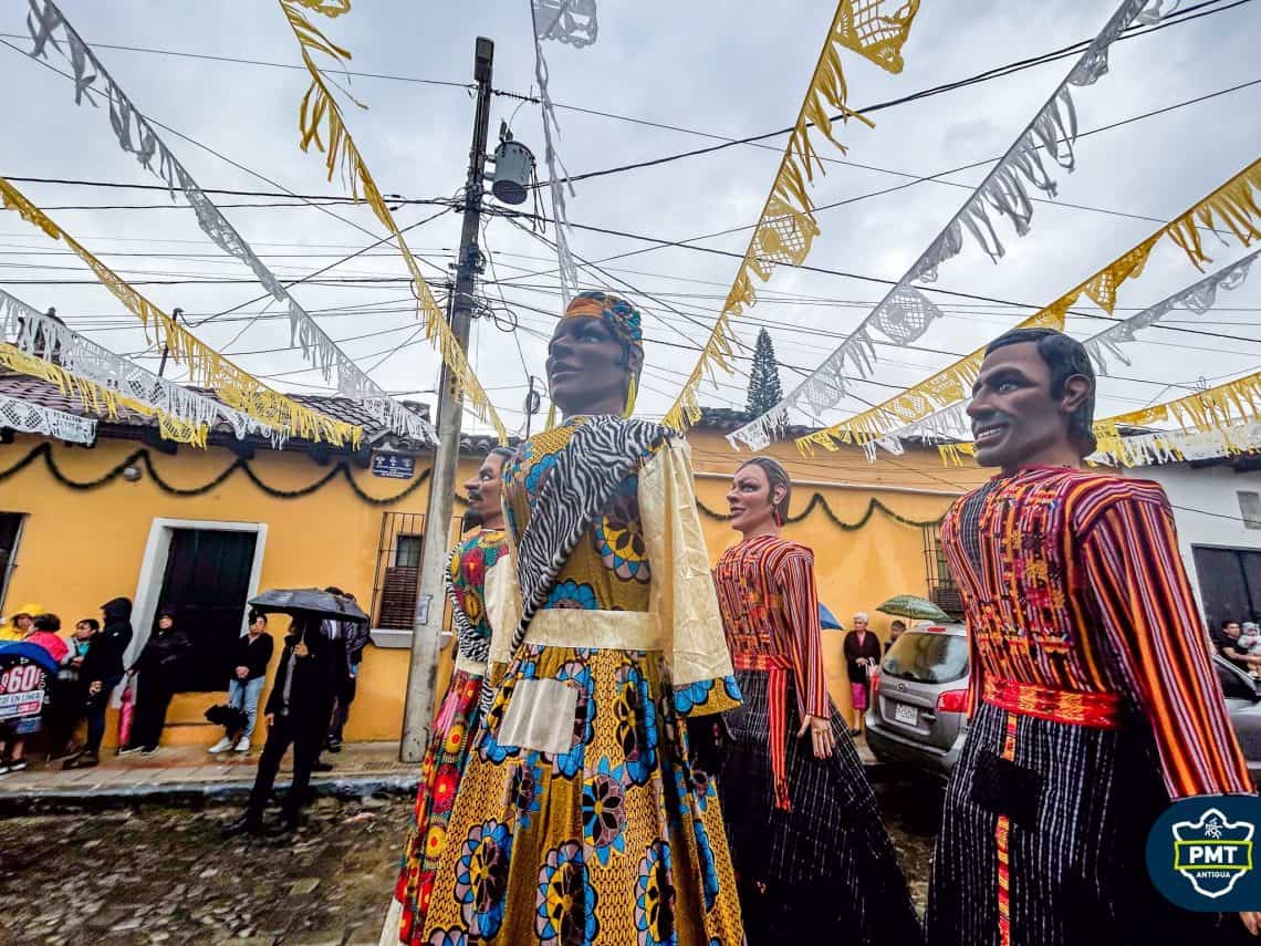 Varios templos de Antigua Guatemala tienen cada uno su propio conjunto de gigantes, con vestimenta colorida y expresiones que despiertan una sonrisa. Baile de Gigantes de la Escuela de Cristo. (Fotografía Municipalidad de Antigua Guatemala)