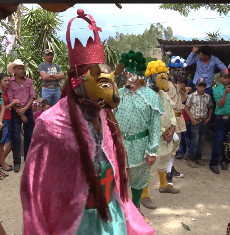En el Baile de los Animalitos, de Cubulco, un león trata de imponer su voluntad, pero no cuenta con la resistencia de los otros seres de la selva. (Captura de pantalla)