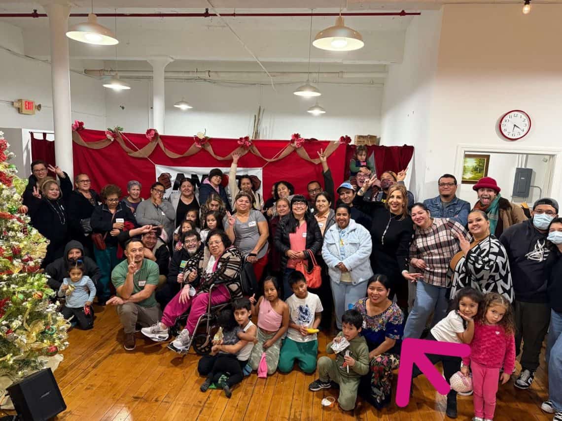La fundación Amor, en Rhode Island, dirigida por Catalina Lorenzo, maya q'anjob'al guatemalteca, ofrece servicios de orientación en derechos, integración comunitaria y verificación de requisitos legales en operativos migratorios. Fotografía del convivio de navidad 2025, junto a migrantes de varios países e integrantes del equipo de la fundación.