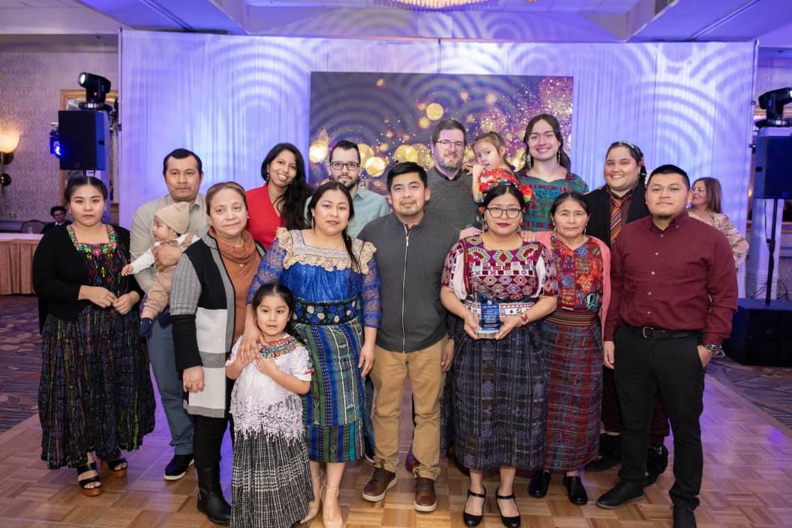 La líder defensora de derechos migrantes Catarina Lorenzo, maya q'anjob'al, recibió felicitaciones de familiares, amigos, miembros del Guatemalan Center of New England, compañeros de trabajo de la Fundación Amor y miembros de la comunidad migrante que asistieron a la gala de premiación el 30 de enero de 2026. (Foto cortesía Guatemalan Center)