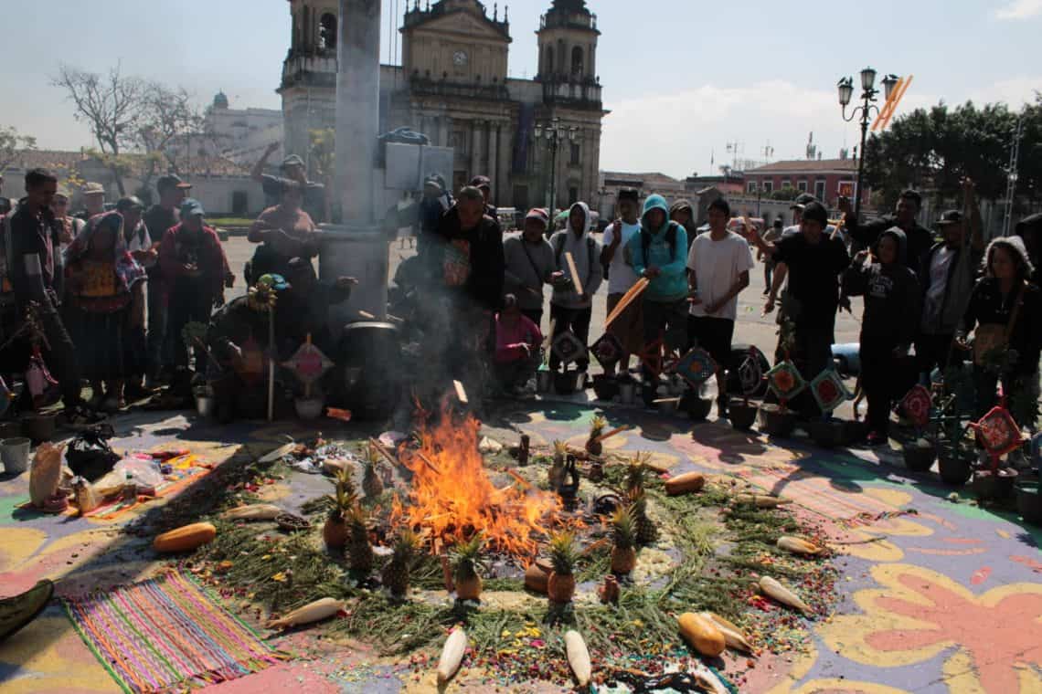 En la cuenta maya, este año nuevo Haab es el número 514. La ceremonia se efectuó en la Plaza de la Constitución. Dentro de las plegarias se incluyó a los migrantes guatemaltecos en Estados Unidos. (Foto cortesía Red Migrante Guatemalteca)