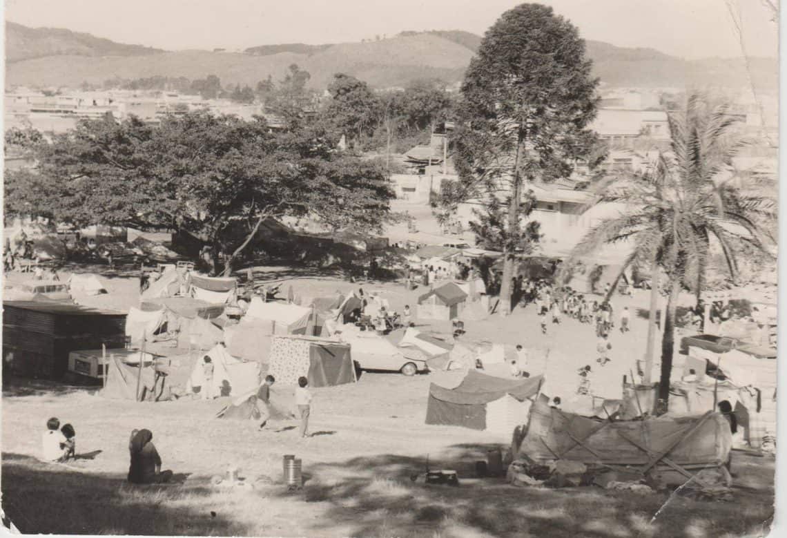 Campamento de personas sin vivienda debido a la destrucción o fuerte daño de sus casas, en la falda del Cerro del Carmen, zona 1.