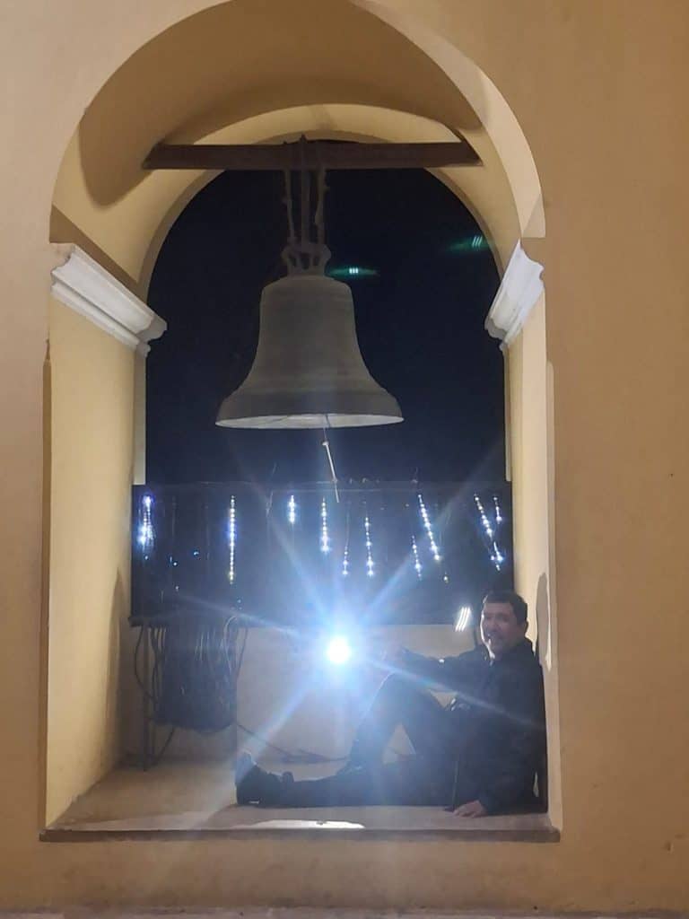 Nunca falta quien se quiera tomar una foto en el campanario donde suenan las horas de la historia. (Foto Mirna de la Rosa)