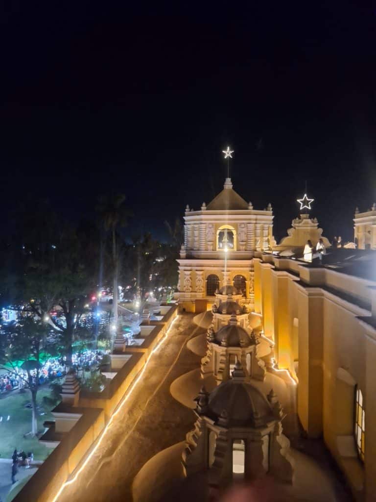 Las linternillas de las naves laterales del templo La Merced iluminadas por la noche parecen estar recordando tiempos distantes con un hálito de devoción. (Foto Gustavo Montenegro)