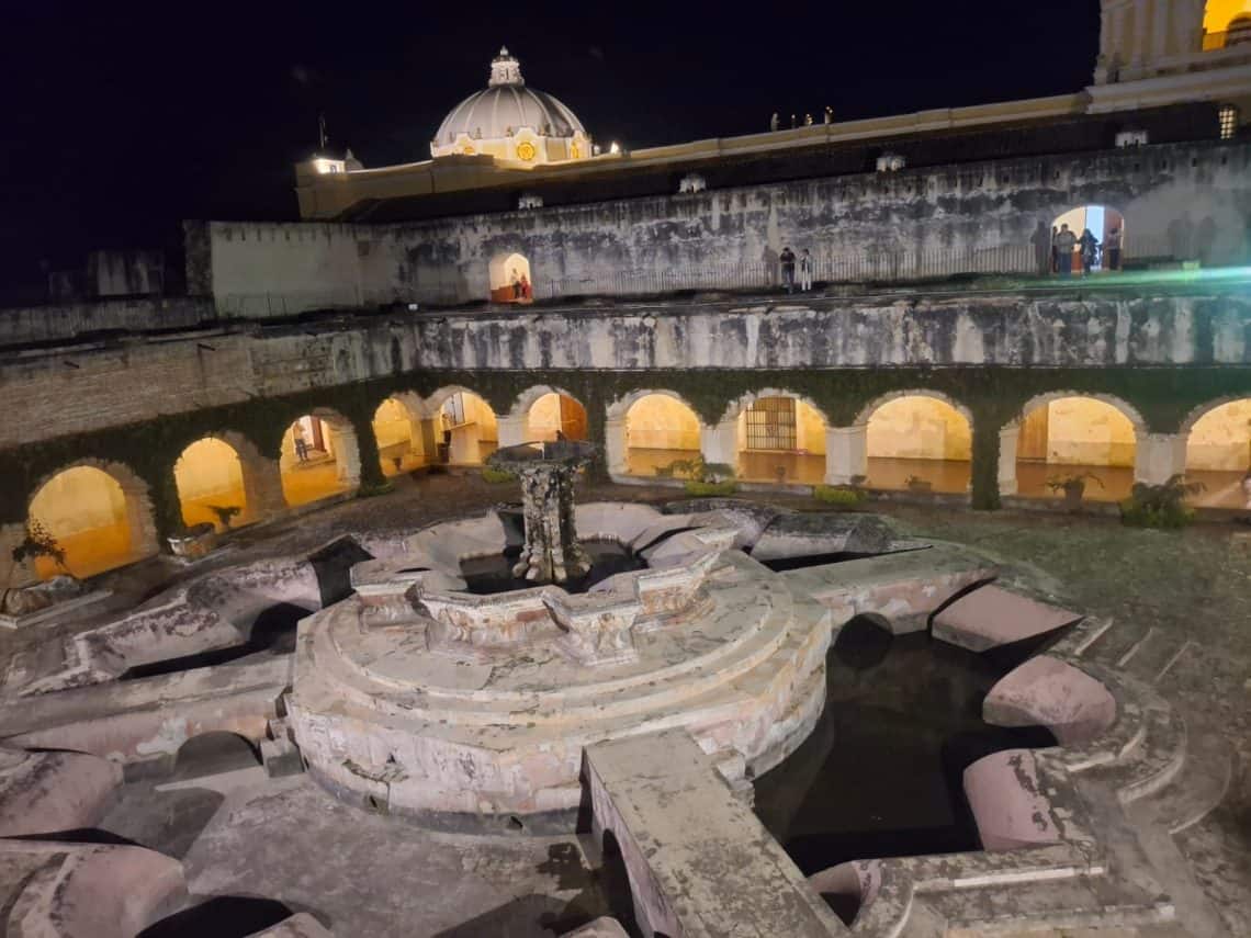 La fuente del convento La Merced de Antigua Guatemala mide 27 metros de ancho: una de las más grandes de la arquitectura colonial en América. (Foto Gustavo Montenegro)