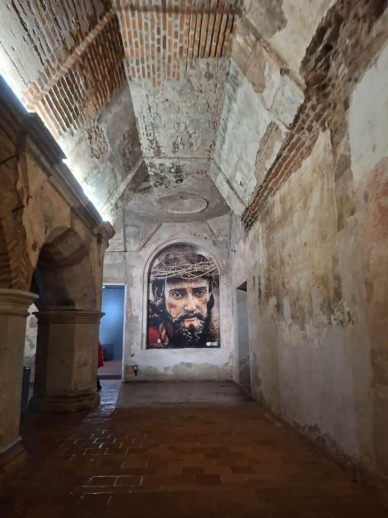 Misterio, leyenda y riqueza patrimonial se aprecia al recorrer los corredores, en donde luce imponente la imagen de Jesús Nazareno de La Merced de Antigua, imagen que sale en procesión el Domingo de Ramos y el Viernes Santo. (Foto Gustavo Montenegro)