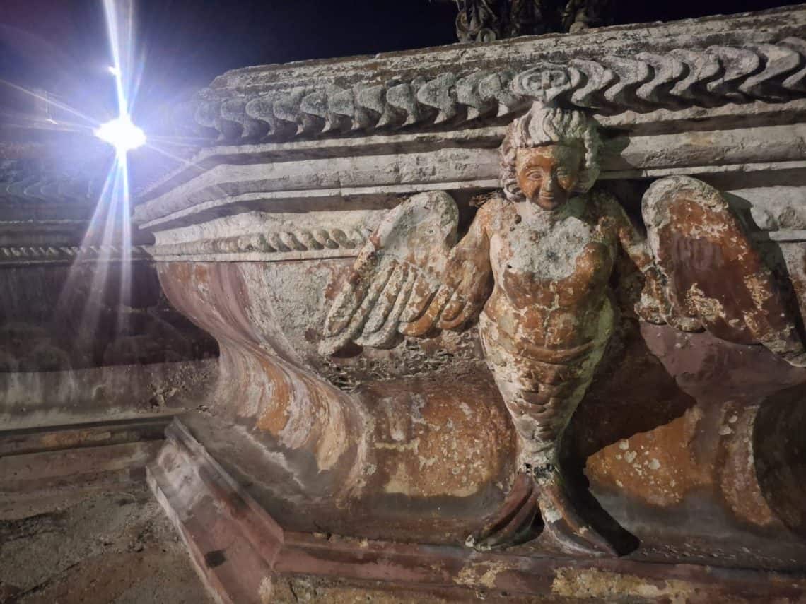 A esta fuente le llaman De las Sirenas, por una obvia razón: la presencia de estos seres míticos que representaban una advertencia contra el pecado.