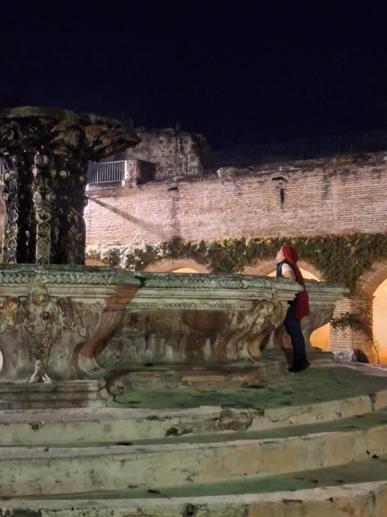 En la visita de horario diurno o nocturno es imposible no impresionarse por las dimensiones de la fuente del Convento La Merced, e imaginar tiempos lejanos, entre espíritus y leyendas. (Foto Gustavo Montenegro)