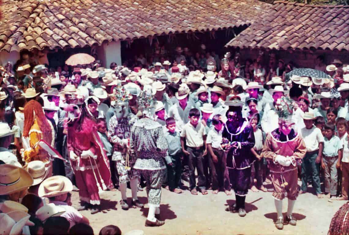 Representación de la Danza de los Animalitos en Rabinal, en 1970, fotografía de Lewis Johnson. Para ir a su perfil de Facebook sobre tradiciones en Rabinal, clic en la imagen.
