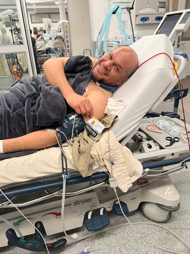 ¿Qué te pasó? Le preguntaron muchos amigos y conocidos a Emanuel S. Loarca, actor guatemalteco, cuando lo vieron en esta fotografía. Estaba en un "hospital", sí pero de la serie The Pitt, the HBO. "Se supone que estaba inconsciente y pasé la mayor parte del tiempo oyendo a los demás actuar, pero ver toda esa producción de alto nivel fue inspirador", cuenta el artista migrante guatemalteco.