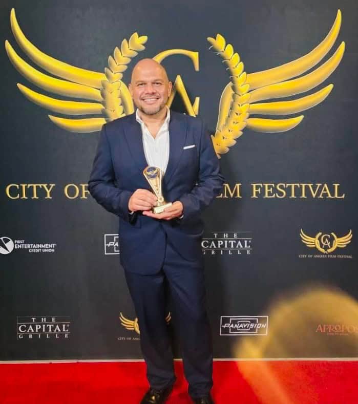 Emanuel Loarca ha recibido premios como dramaturgo, director, productor y actor, sobre todo en teatro. Sin embargo también ha participado en series de TV y otras producciones audiovisuales. – SoyMigrante.com REVISTA Emanuel Loarca ha recibido premios como dramaturgo, director, productor y actor, sobre todo en teatro. Sin embargo también ha participado en series de TV y otras producciones audiovisuales.